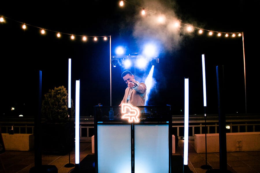 DJ de bodas en La Rioja animando durante la fiesta