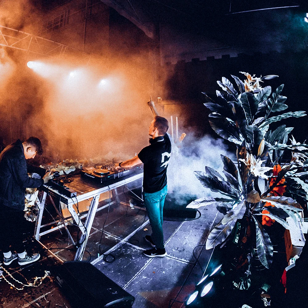 DJs de DR Sonido animando festival en La Rioja. Pista de baile llena.