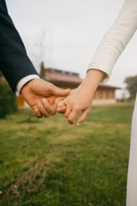 Pareja disfrutando juntos el día de su boda en Logroño (La Rioja)