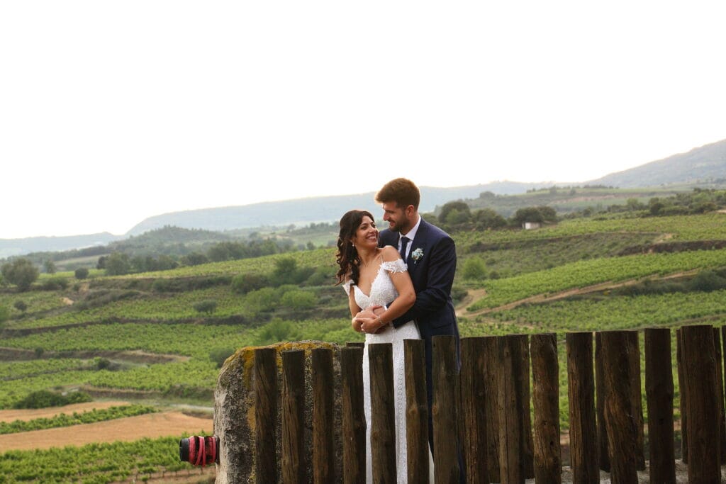 Pareja celebrando en su boda en La Rioja
