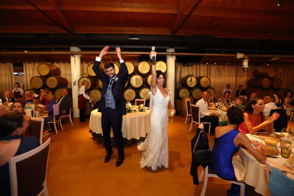 Pareja en entrada al banquete nupcial por todo lo alto durante boda en La Rioja