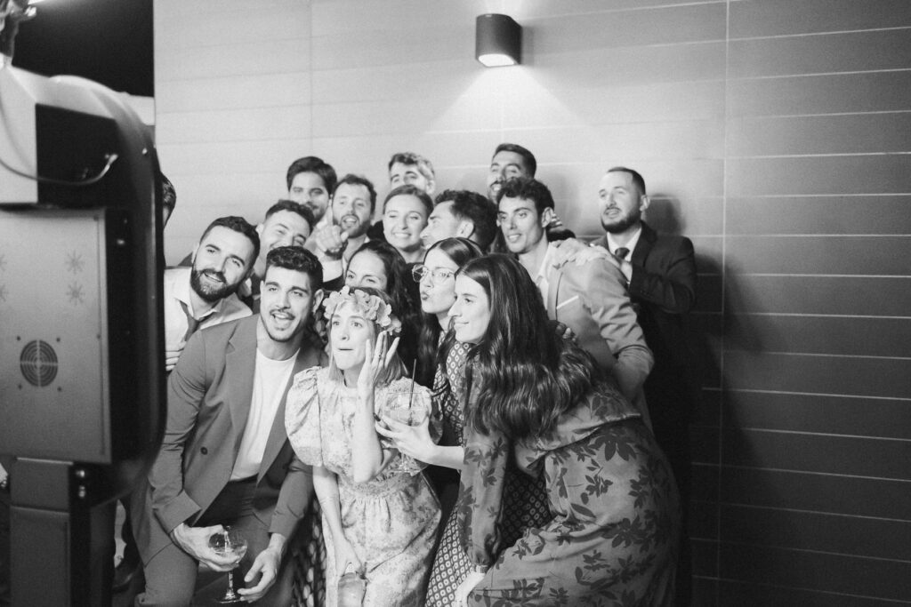 Gente pasandolo bien en el fotomatón de una boda en La Rioja 2025