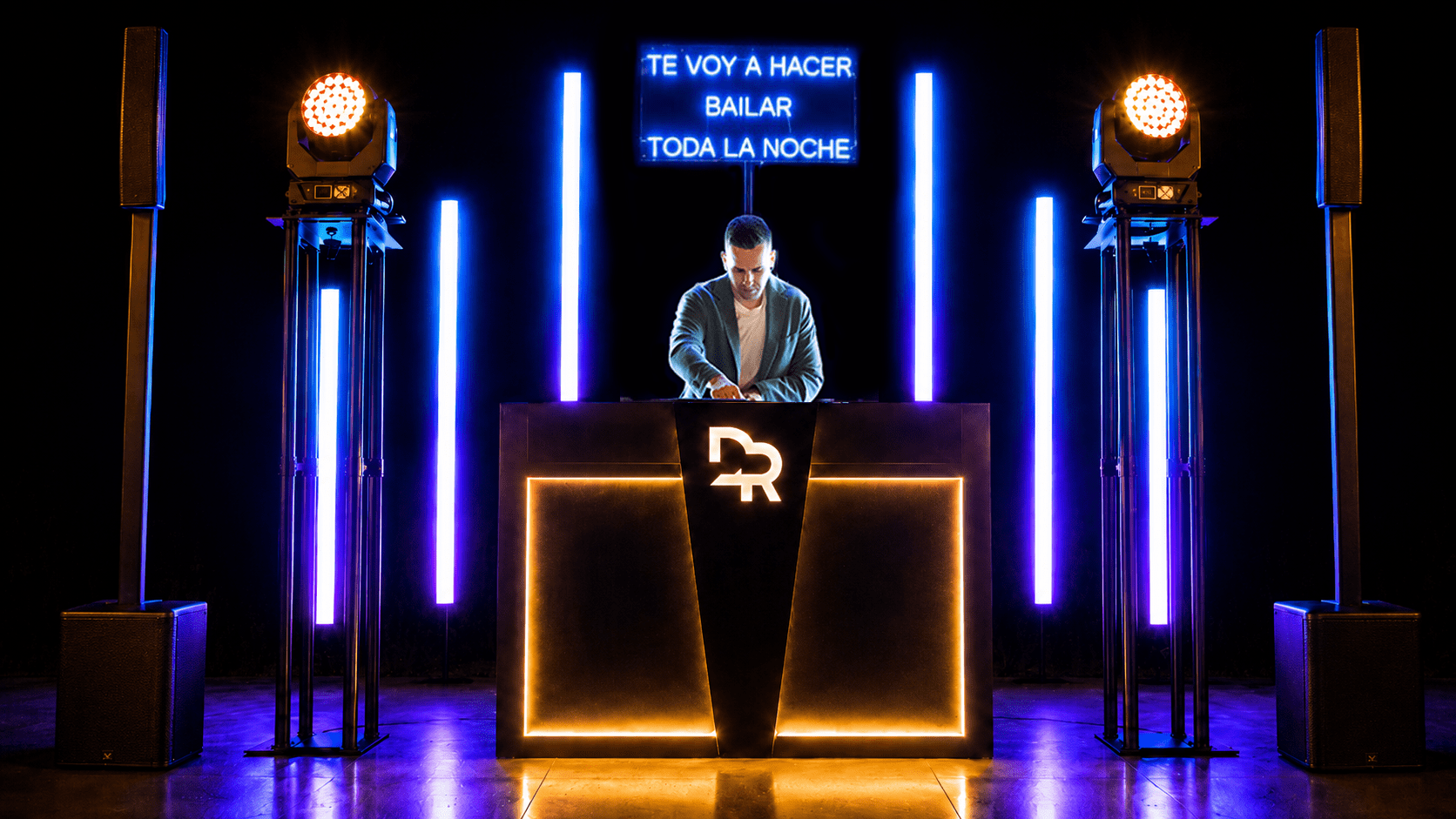 DJ durante sesión en boda en en La Rioja